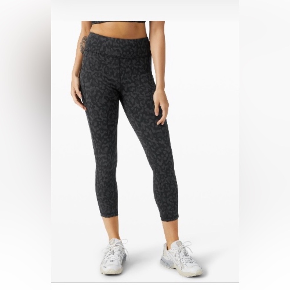 Lululemon Invigorate HR Crop 23”